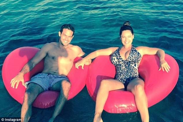 Yarıçılpaq fotolarını paylaşdı, rüsvay oldu - FOTO