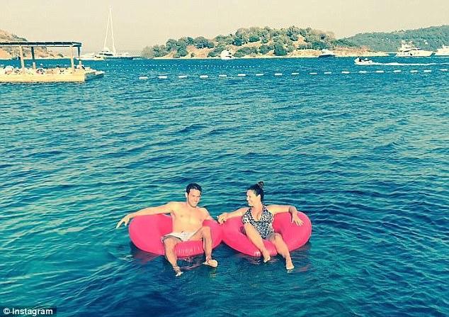 Yarıçılpaq fotolarını paylaşdı, rüsvay oldu - FOTO