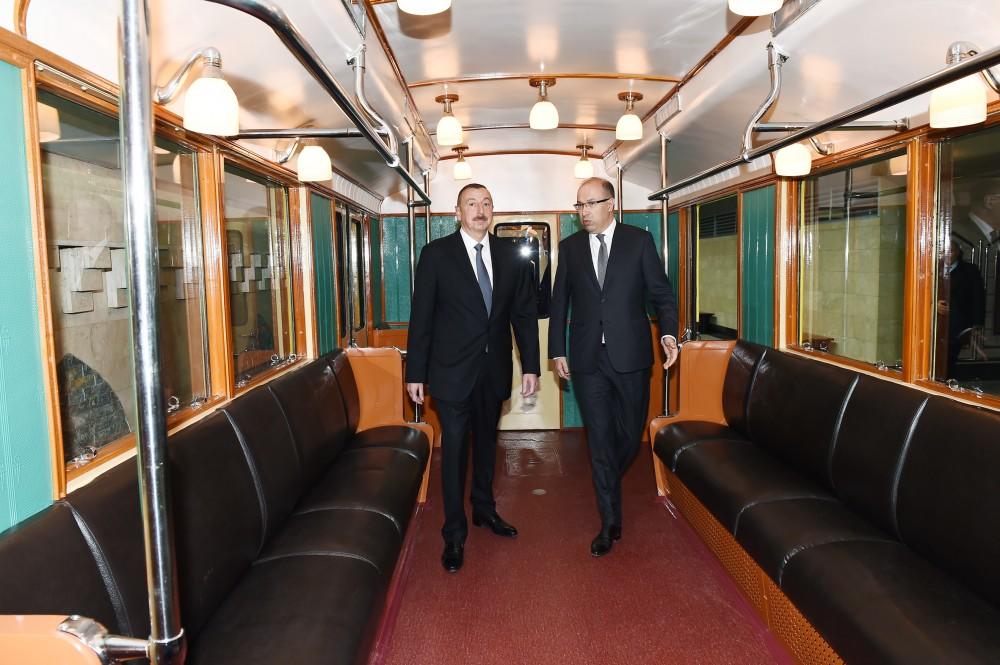 Prezident İlham Əliyev Bakı Metropoliteninin retro vaqonları ilə tanış olub - FOTO
