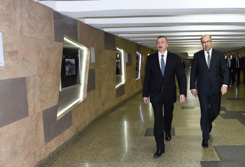 Prezident İlham Əliyev Bakı Metropoliteninin retro vaqonları ilə tanış olub - FOTO