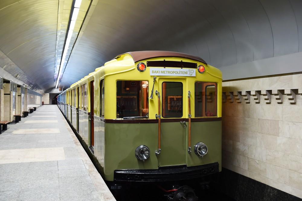Prezident İlham Əliyev Bakı Metropoliteninin retro vaqonları ilə tanış olub - FOTO