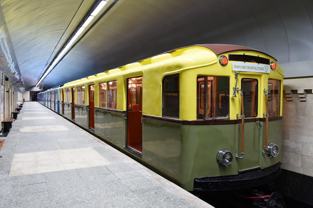 Prezident İlham Əliyev Bakı Metropoliteninin retro vaqonları ilə tanış olub - FOTO