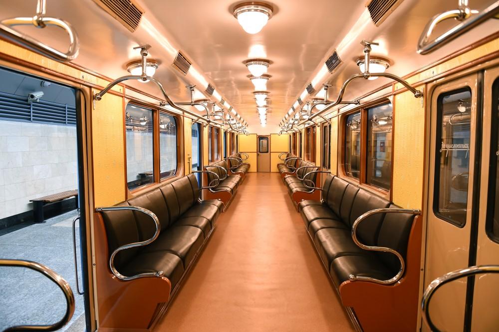 Prezident İlham Əliyev Bakı Metropoliteninin retro vaqonları ilə tanış olub - FOTO