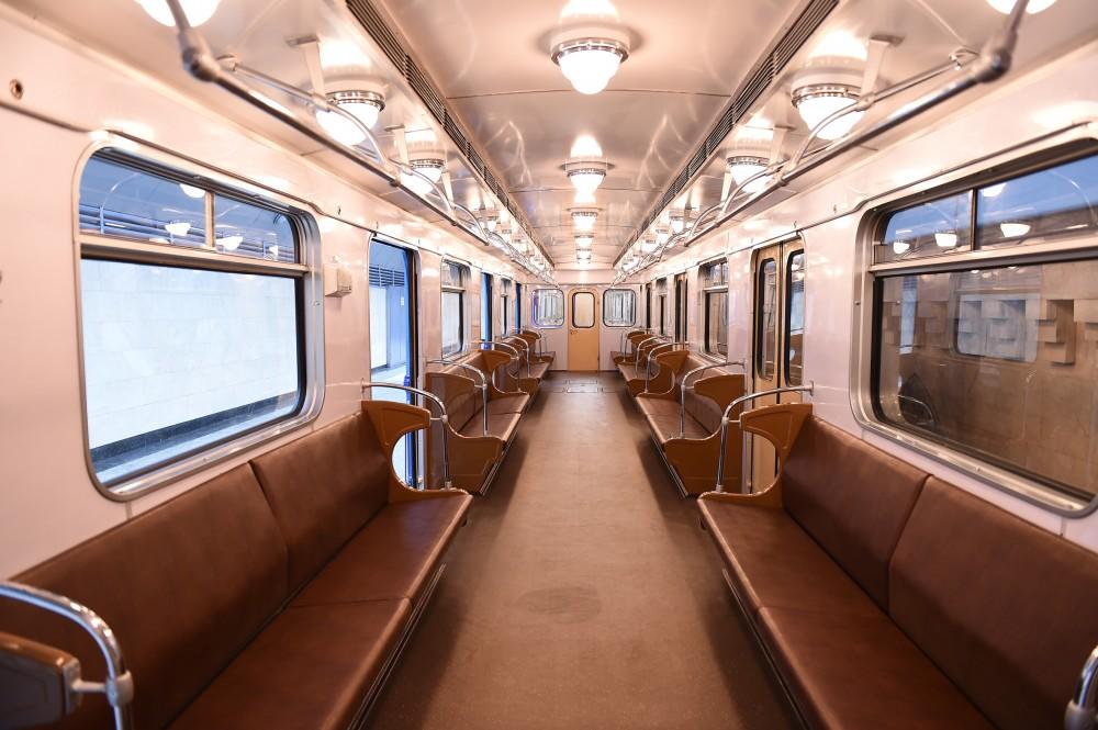 Prezident İlham Əliyev Bakı Metropoliteninin retro vaqonları ilə tanış olub - FOTO