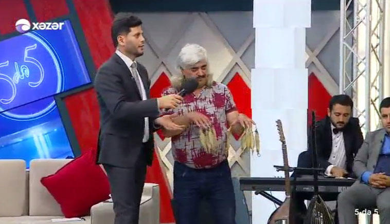 Azərbaycan telekanalında HƏYƏCANLI AN: canlı efirdə asıldı - FOTO