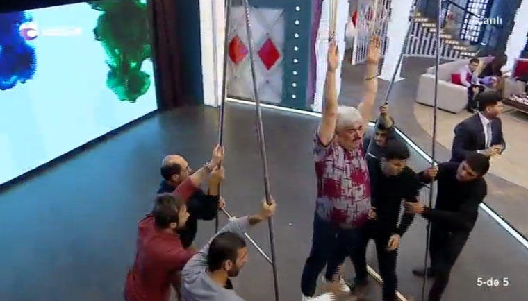 Azərbaycan telekanalında HƏYƏCANLI AN: canlı efirdə asıldı - FOTO