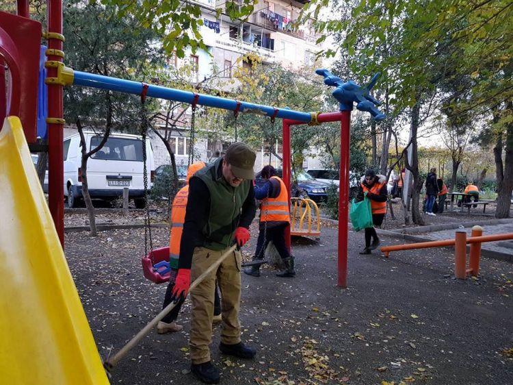 Yeni mer ilk iş günündə şəhərdə küçə süpürdü - FOTO