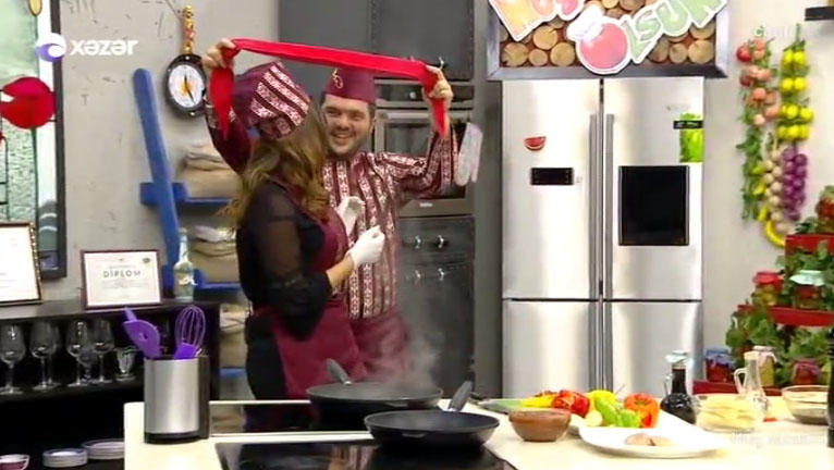 Azərbaycanda bu da oldu: aparıcı canlı yayımda EVLİLİK TƏKLİF ETDİ - VİDEO - FOTO