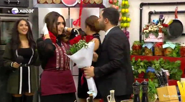 Azərbaycanda bu da oldu: aparıcı canlı yayımda EVLİLİK TƏKLİF ETDİ - VİDEO - FOTO