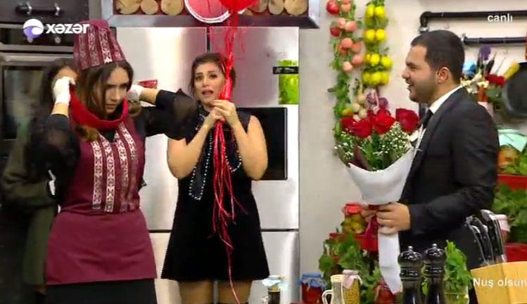 Azərbaycanda bu da oldu: aparıcı canlı yayımda EVLİLİK TƏKLİF ETDİ - VİDEO - FOTO