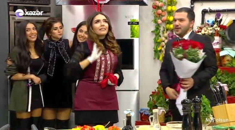 Azərbaycanda bu da oldu: aparıcı canlı yayımda EVLİLİK TƏKLİF ETDİ - VİDEO - FOTO