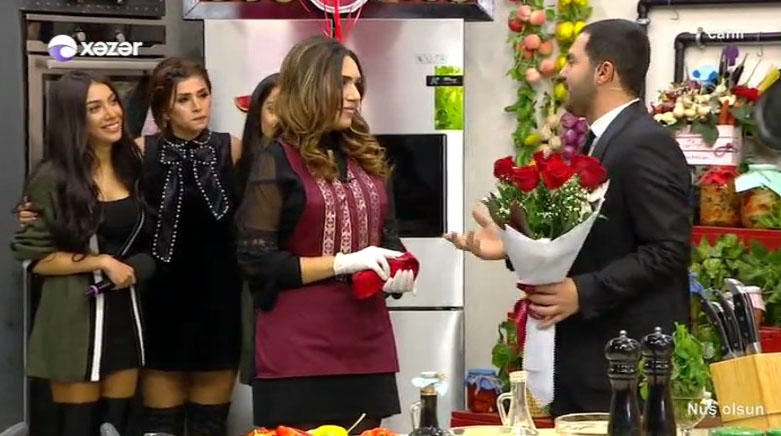Azərbaycanda bu da oldu: aparıcı canlı yayımda EVLİLİK TƏKLİF ETDİ - VİDEO - FOTO