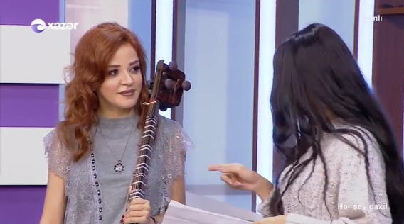 Əkizlər ağzında saqqızla efirə çıxan sənətçini biabır etdilər: İndi ud saqqızı - FOTO
