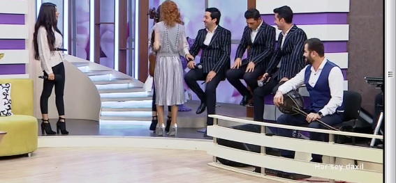 Əkizlər ağzında saqqızla efirə çıxan sənətçini biabır etdilər: İndi ud saqqızı - FOTO