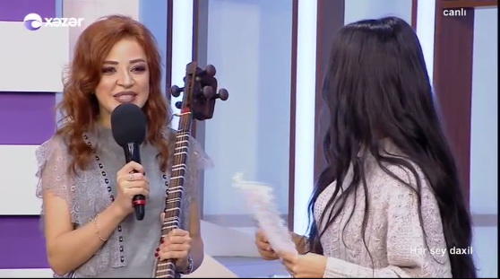 Əkizlər ağzında saqqızla efirə çıxan sənətçini biabır etdilər: İndi ud saqqızı - FOTO