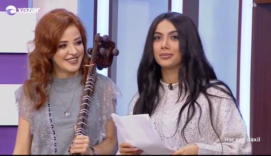 Əkizlər ağzında saqqızla efirə çıxan sənətçini biabır etdilər: İndi ud saqqızı - FOTO