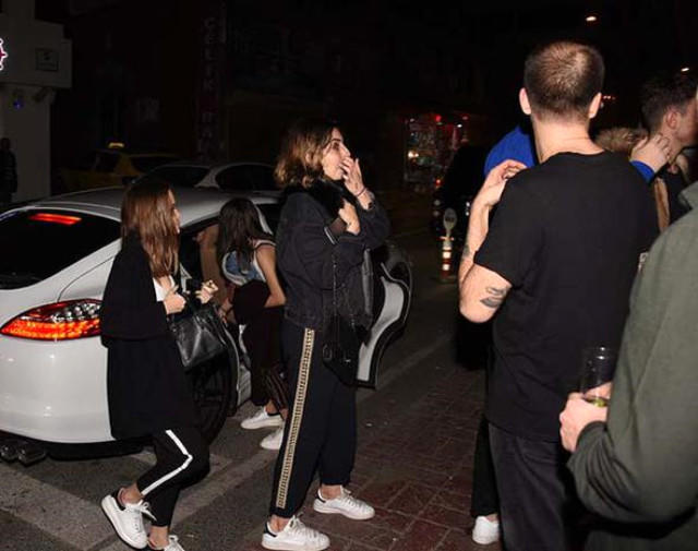 Müğənninin 17 yaşlı oğlu 4 qızı gecə klunbundan villasına apardı - FOTO