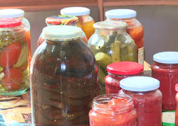 Bazarda rəngli turşular satılır?