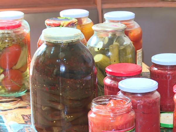 Bazarda rəngli turşular satılır?