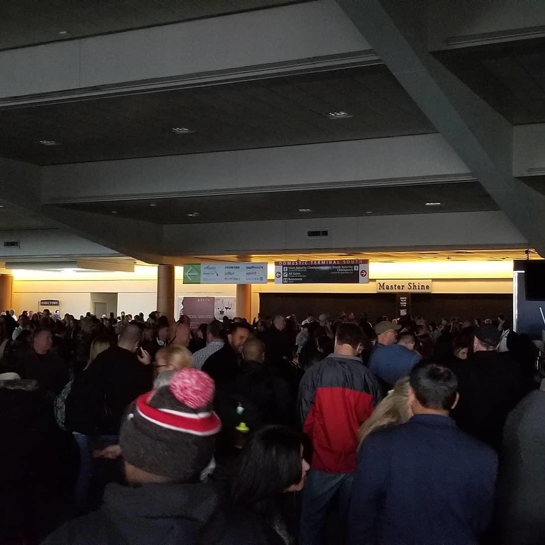 Hava limanının işıqları söndü, minlərlə sərnişin yolda qaldı - FOTO