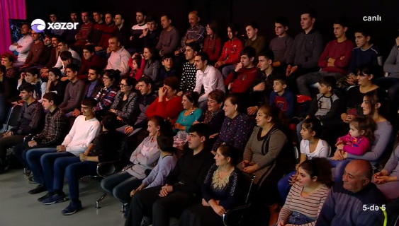 Azərbaycan teleməkanında bu da oldu: müğənniyə canlı yayımda elçi gəldilər - FOTO