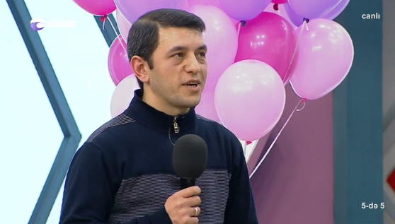 Azərbaycan teleməkanında bu da oldu: müğənniyə canlı yayımda elçi gəldilər - FOTO