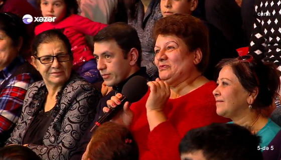 Azərbaycan teleməkanında bu da oldu: müğənniyə canlı yayımda elçi gəldilər - FOTO