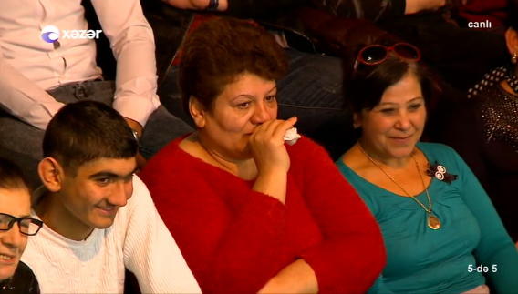 Azərbaycan teleməkanında bu da oldu: müğənniyə canlı yayımda elçi gəldilər - FOTO