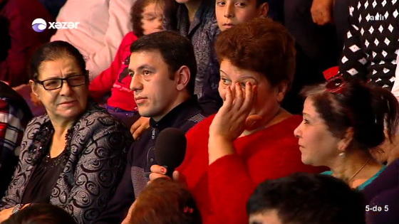 Azərbaycan teleməkanında bu da oldu: müğənniyə canlı yayımda elçi gəldilər - FOTO