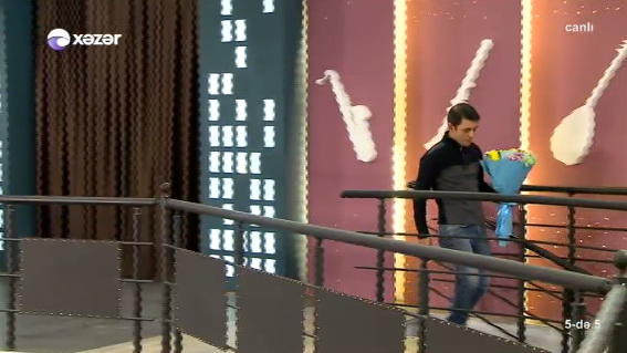 Azərbaycan teleməkanında bu da oldu: müğənniyə canlı yayımda elçi gəldilər - FOTO