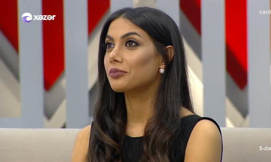 Azərbaycan teleməkanında bu da oldu: müğənniyə canlı yayımda elçi gəldilər - FOTO