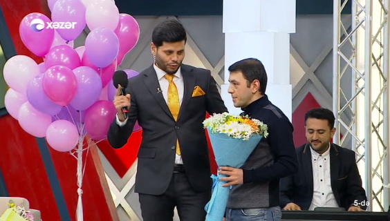 Azərbaycan teleməkanında bu da oldu: müğənniyə canlı yayımda elçi gəldilər - FOTO