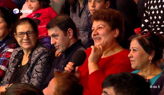 Azərbaycan teleməkanında bu da oldu: müğənniyə canlı yayımda elçi gəldilər - FOTO