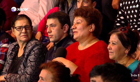 Azərbaycan teleməkanında bu da oldu: müğənniyə canlı yayımda elçi gəldilər - FOTO
