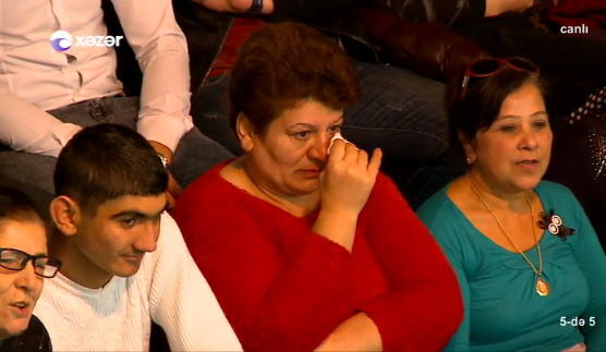 Azərbaycan teleməkanında bu da oldu: müğənniyə canlı yayımda elçi gəldilər - FOTO