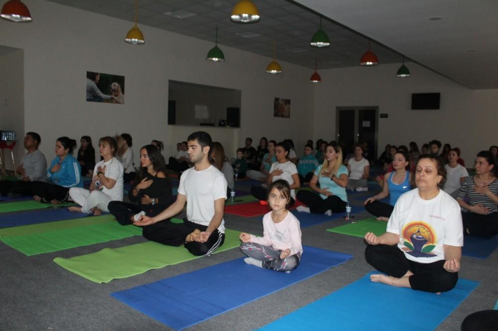 Heydər Əliyev Fondunun vitse-prezidenti Leyla Əliyeva yoqa üzrə ustad dərsində iştirak edib - FOTO