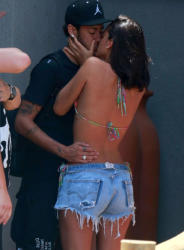 Neymar evlilik təklif etdiyi üçün ayrılmaq istəyən qızla öpüşməkdən doymadı - FOTO