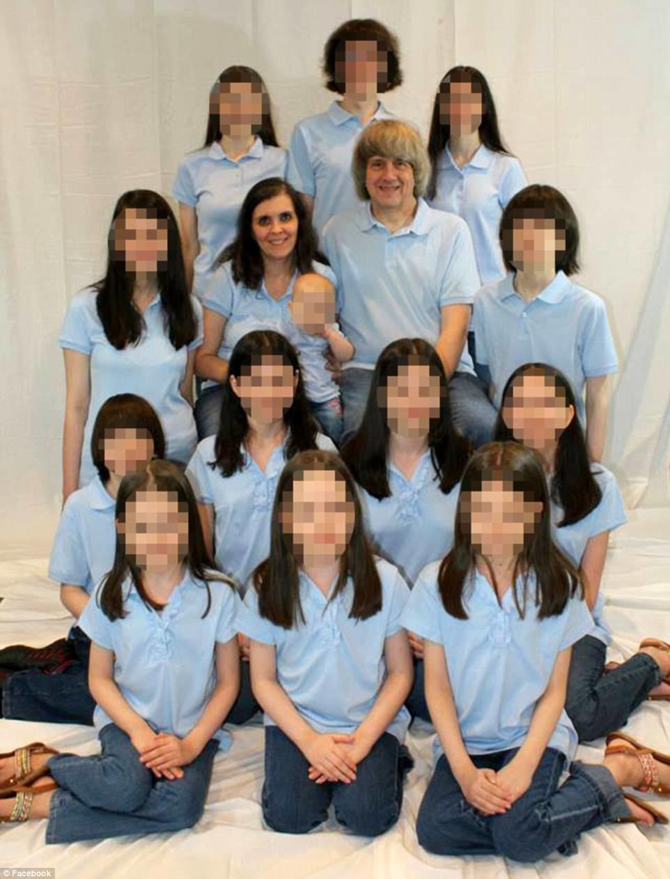 13 uşağı əsir saxlayan məktəb direktorunun evindən çıxanlar DƏHŞƏTƏ GƏTİRDİ - FOTO