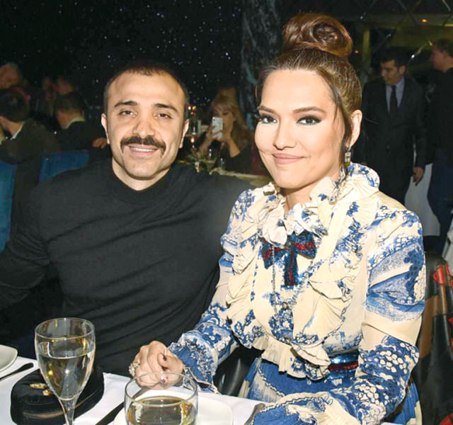Seda Sayan qəribə hərəkətləri ilə gündəmdə - İki sevgilisi ilə eyni məkanda - FOTO