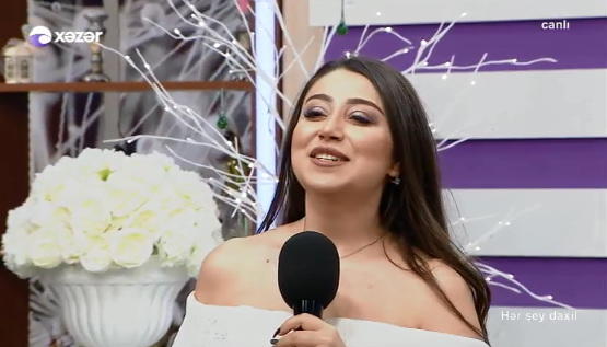 Damlanın dekolteli geyimi müzakirələrə səbəb oldu - FOTO