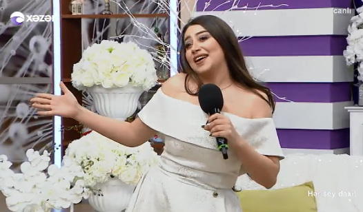 Damlanın dekolteli geyimi müzakirələrə səbəb oldu - FOTO
