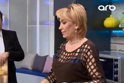 Transparan geyimdə efirə gələn əməkdar artistin alt paltarı göründü - FOTO