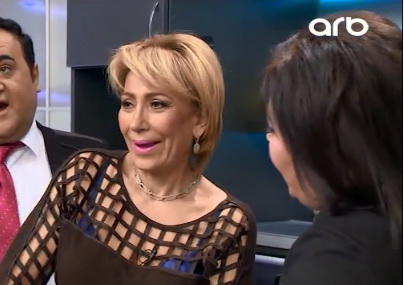 Transparan geyimdə efirə gələn əməkdar artistin alt paltarı göründü - FOTO