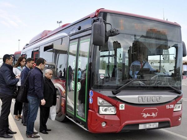 Avtobusda qadın sərnişin sürücü ilə qırğına çıxdı - <span class="color_red">VİDEO</span>