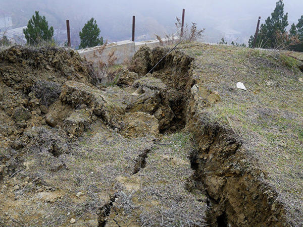 Bakıda bu yolda torpaq sürüşməsi TƏHLÜKƏSİ - Hərəkət  məhdudlaşdırıldı