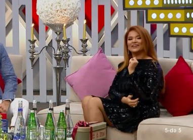 Xumar Qədimovanın qısa libası oturarkən ona çətin anlar yaşatdı - FOTO