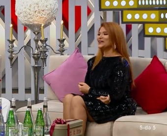 Xumar Qədimovanın qısa libası oturarkən ona çətin anlar yaşatdı - FOTO