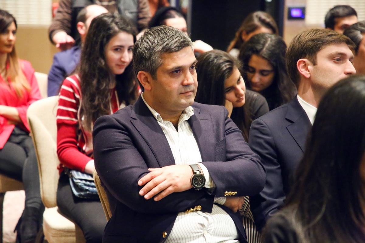 Elnur Hüseynov yeni klipi ilə səs-küy yaratdı - FOTO