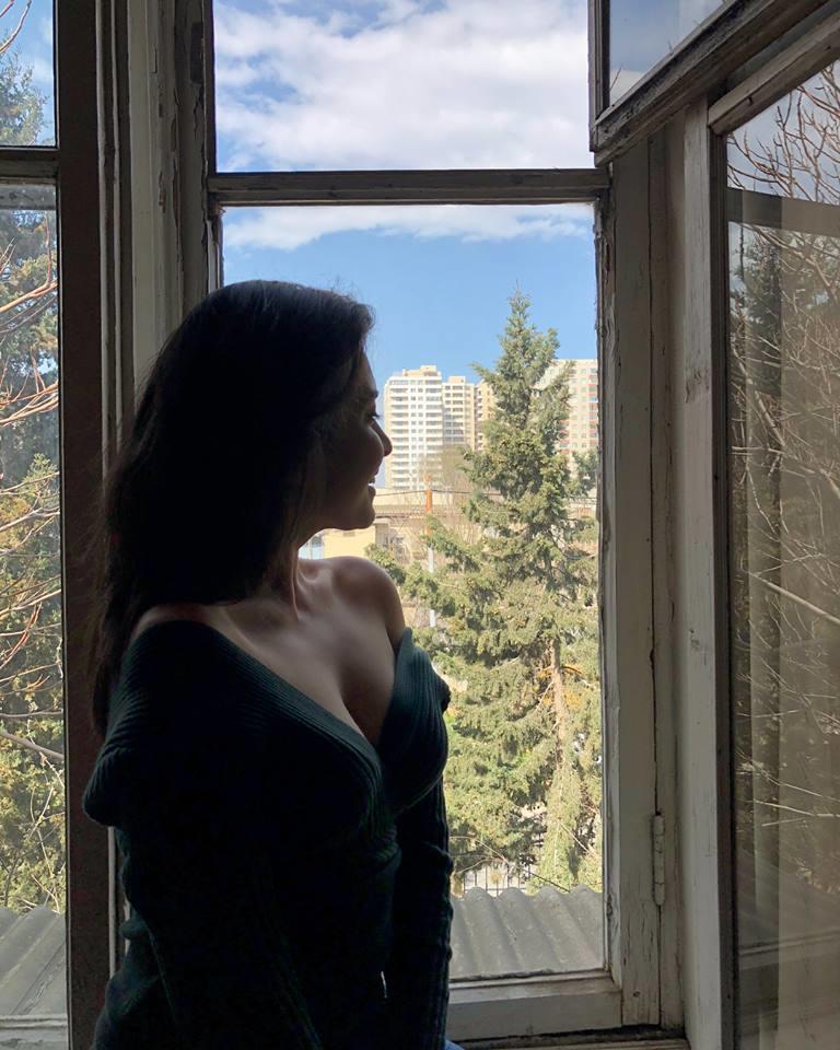 Azərbaycanlı aktrisa transparan geyimi ilə göz qamaşdırdı - FOTO