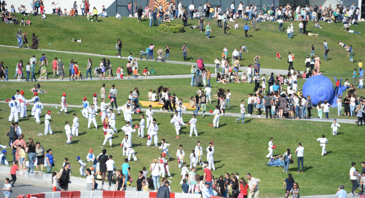 Leyla Əliyeva Heydər Əliyev Mərkəzinin parkında Uşaq festivalında iştirak edib - FOTO